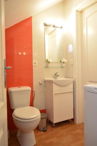 un bagno con un water bianco e un lavandino di Maspalomas Studio a Maspalomas