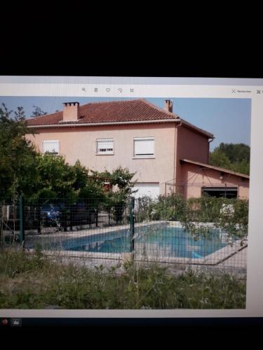 une maison avec une clôture et une piscine dans l'établissement macaron, à Bagnols-sur-Cèze
