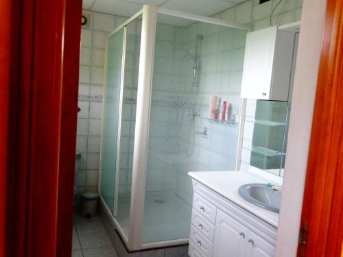 une salle de bain avec douche et lavabo dans l'établissement macaron, à Bagnols-sur-Cèze