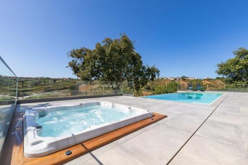 Elegant Villa with infinity pool & hot tubの敷地内または近くにあるプール