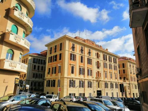 un grand bâtiment avec des voitures garées dans un parking dans l'établissement Nell'Azzurro, à Cagliari