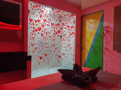ein Zimmer mit einer Wand mit Herz darauf in der Unterkunft Hotel Río in Mexiko-Stadt