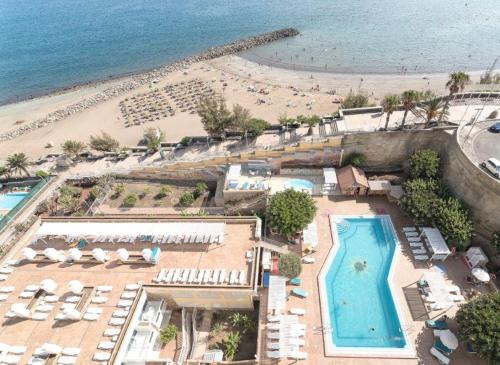 eine Luftansicht eines Resorts mit Strand in der Unterkunft Hotel Europalace in Playa del Ingles