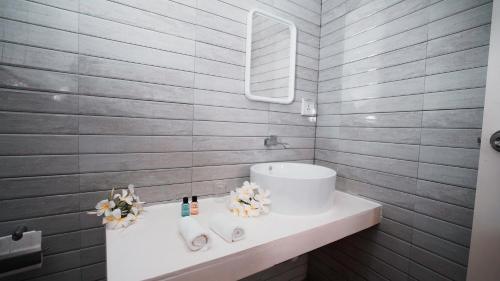 bagno con lavandino e specchio di Hudhuvelimaldives a Omadhoo