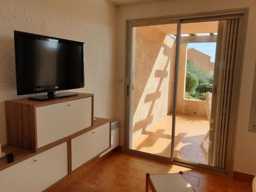 Et tv og/eller underholdning på Superbe vue mer à Sainte Maxime T2 Climatisé
