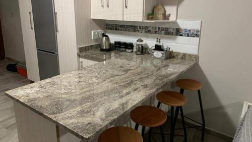 Η κουζίνα ή μικρή κουζίνα στο C-Side Apartment Hibberdene