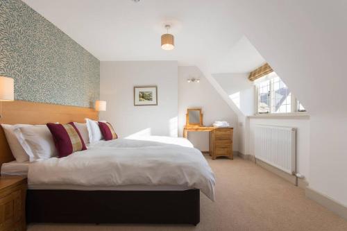 Un dormitorio con una cama grande y una ventana en Sandford Country Cottages, en Newport-On-Tay