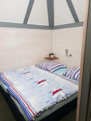 uma cama grande num quarto com duas almofadas em Ferienhaus 55 im Seepark Kirchheim em Kirchheim