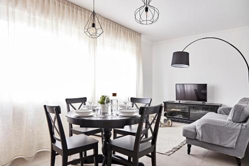 Un comedor con mesa y sillas en “Cotton Candy” near Venice, en Spinea