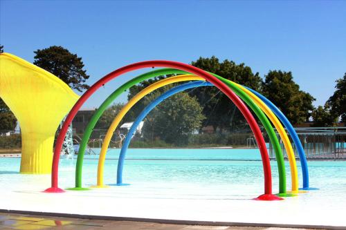 un grupo de arcos coloridos en una piscina en Åhus Resort en Åhus