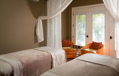 Postel nebo postele na pokoji v ubytování Eden Vale Inn