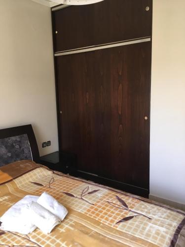 Una cama o camas en una habitación de Ploumis House