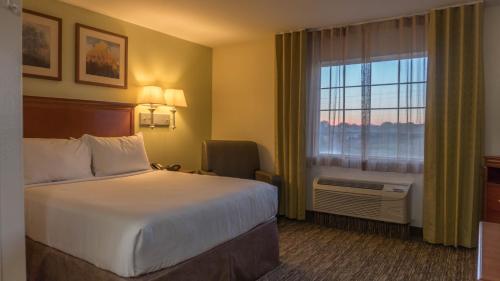 Un pat sau paturi într-o cameră la Candlewood Suites Abilene, an IHG Hotel