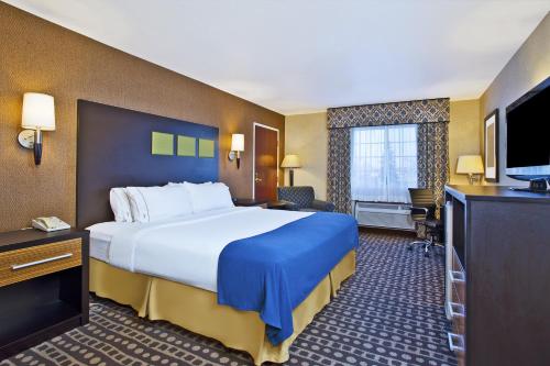 Postel nebo postele na pokoji v ubytování Holiday Inn Express Hotel & Suites Wabash, an IHG Hotel