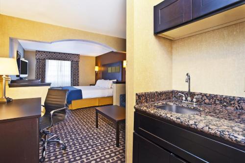 TV a/nebo společenská místnost v ubytování Holiday Inn Express Hotel & Suites Wabash, an IHG Hotel