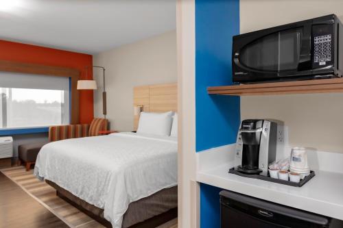 En TV eller et underholdningssystem på Holiday Inn Express & Suites - Wilmington West - Medical Park, an IHG Hotel
