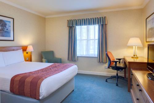 Una cama o camas en una habitación de Holiday Inn Ipswich Orwell by IHG