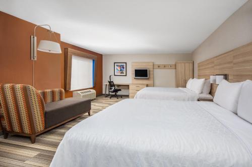 Säng eller sängar i ett rum på Holiday Inn Express Ontario, an IHG Hotel