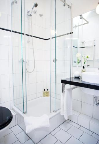 a bathroom with a shower and a toilet and a sink at Fritz im Pyjama in Hamburg