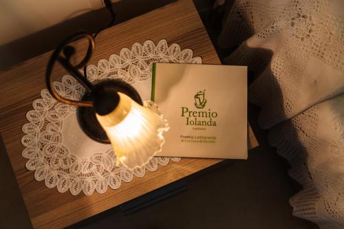 a light bulb on a table next to a sign at Iolanda Vacanze in Lucugnano