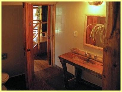 ein Bad mit einem Waschbecken und einem Spiegel in der Unterkunft Cabaña Llavu Lemu in San Carlos de Bariloche