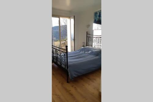 une chambre avec un lit dans une pièce dans l'établissement Appartement spacieux et chaleureux à Grasse, à Grasse