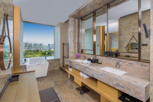 A bathroom at InterContinental Taiyuan, an IHG Hotel