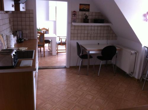 een keuken en eetkamer met een tafel en stoelen bij Forsthof in Bergen