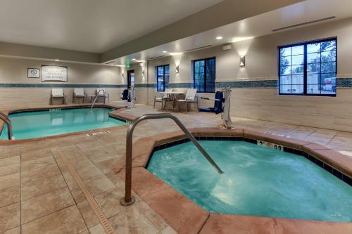 בריכת השחייה שנמצאת ב-Staybridge Suites Missoula, an IHG Hotel או באזור