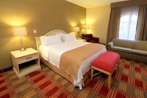 Una cama o camas en una habitación de Holiday Inn Monclova by IHG