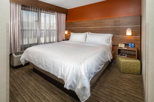 Tempat tidur dalam kamar di Holiday Inn Express Hotel & Suites Pasco-TriCities, an IHG Hotel