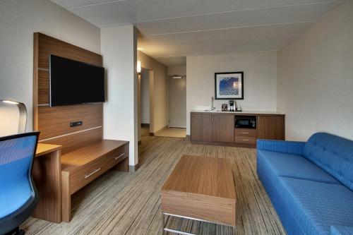 Televisyen dan/atau pusat hiburan di Holiday Inn Express Atlantic City W Pleasantville by IHG