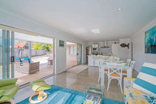 Cucina o angolo cottura di Rose's Beach Pad - Matarangi Holiday Home