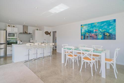 Cucina o angolo cottura di Rose's Beach Pad - Matarangi Holiday Home