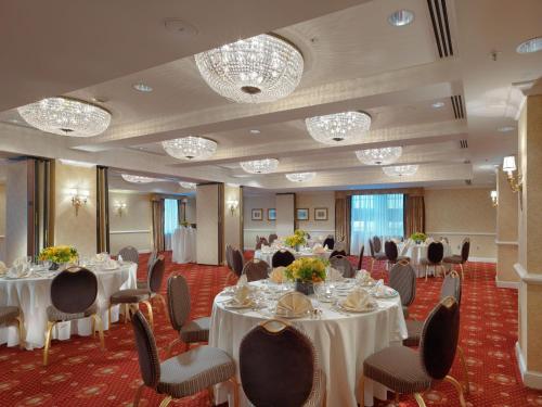 uma sala de banquetes com mesas e cadeiras brancas em InterContinental Mark Hopkins San Francisco, an IHG Hotel em São Francisco