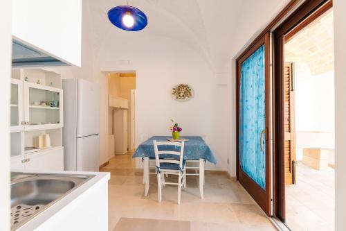 a kitchen and dining room with a table and chairs at Iolanda Vacanze in Lucugnano