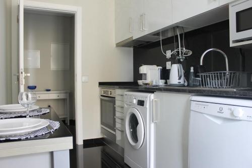 a kitchen with a washer and dryer at Duque de Loulé - Apartments - Apartamento F in São Martinho do Porto