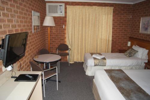 TV a/nebo společenská místnost v ubytování Central Yarrawonga Motor Inn