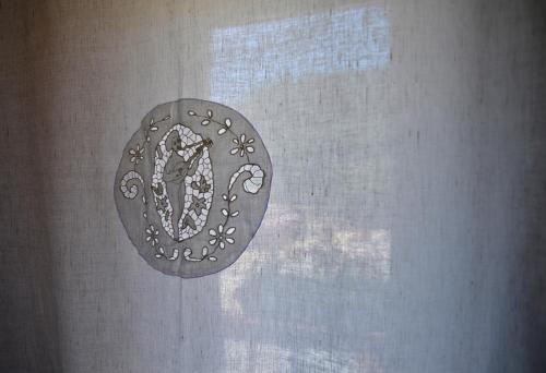 a picture of a letter q on a wall at REFÚGIO DO RAPOSO/CASA DENEB (CC) in Montes da Senhora
