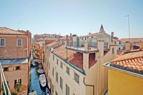 een luchtfoto van een stad met gebouwen bij Campo San Polo Apartment Rialto in Venetië