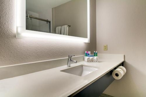 y baño con lavabo y espejo. en Holiday Inn Express Hotel & Suites Live Oak, an IHG Hotel, en Live Oak