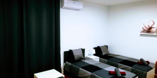 Habitación con sillas blancas y negras. en Pula Center Green Park Apartments and Rooms, en Pula