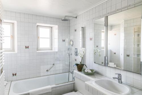 Ett badrum på Hotel Hirschen am See