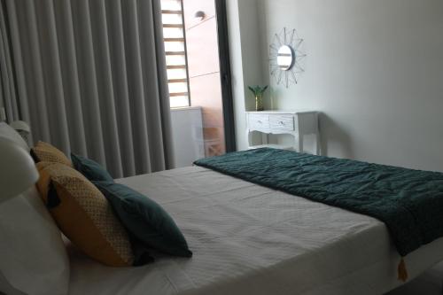 a bedroom with a large bed with a window at Duque de Loulé - Apartments - Apartamento D in São Martinho do Porto