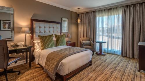 Postel nebo postele na pokoji v ubytování InterContinental Johannesburg OR Tambo Airport Hotel by IHG
