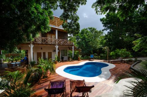 - une piscine en face d'une maison dans l'établissement Carpe Diem Casitas & Villas Mazunte, à Mazunte