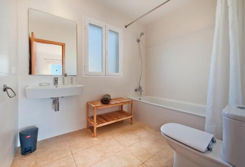 uma casa de banho com um lavatório, um WC e uma banheira em Villa Marisa I em Alcudia