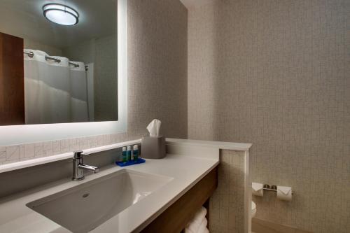 Ett badrum på Holiday Inn Express & Suites Mt Sterling North, an IHG Hotel