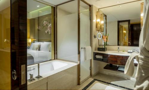 Un baño de InterContinental Shijiazhuang, an IHG Hotel