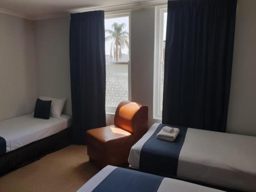 מיטה או מיטות בחדר ב-Adelaide Pulteney Motel